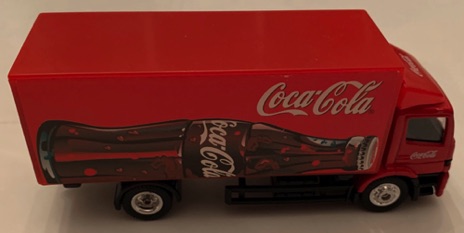 10326-1 € 6,00 coca cola vrachtwagen afb liggende fles ca 10 cm.jpeg